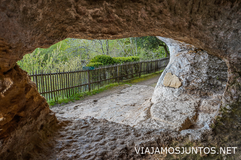 Paso excavado en la roca en el poblado troglodita de la Madeleine
