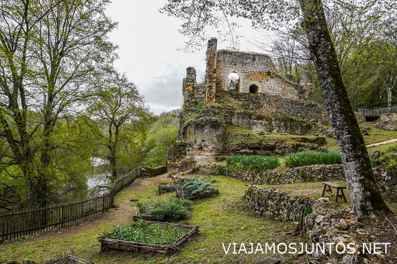 Vista panorámica del castillo medieval del poblado de la Madeleine