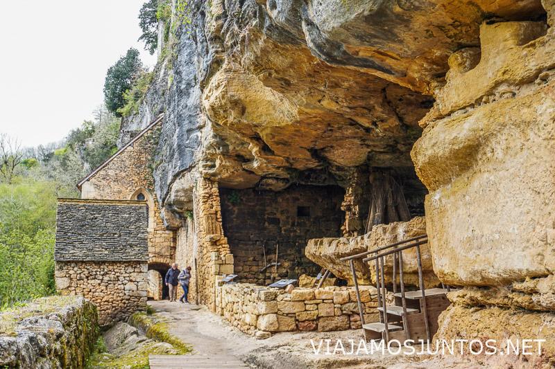 Pasaje excavado en la roca del Village troglodytique de la Madeleine