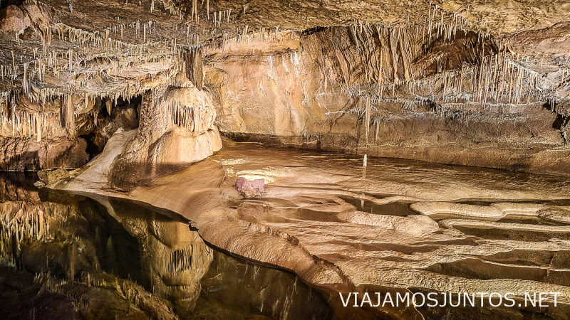 Sala de Les Grottes de Lacave con lago subterráneo
