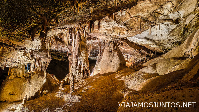 Estalactitas en las cuevas de Lacave