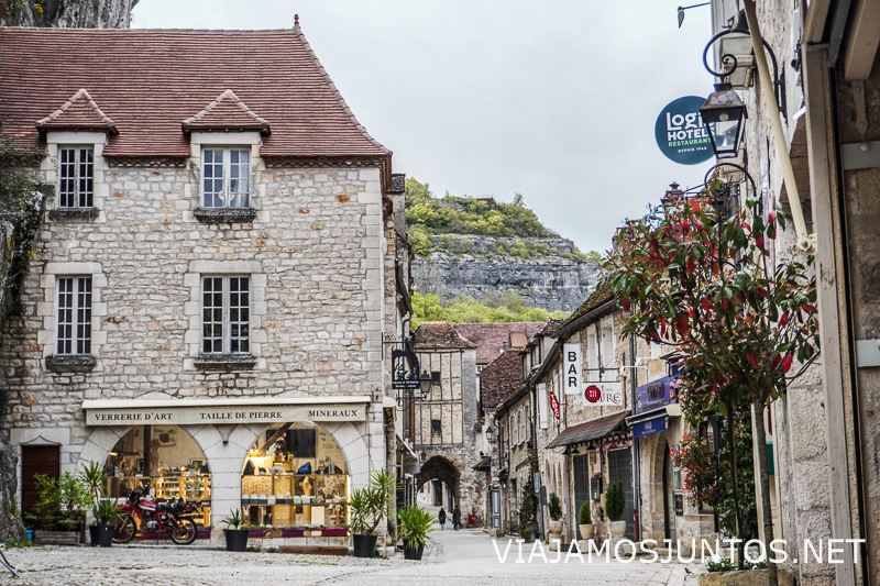 Calle principal de un pueblo medieval cerca de Rocamadour