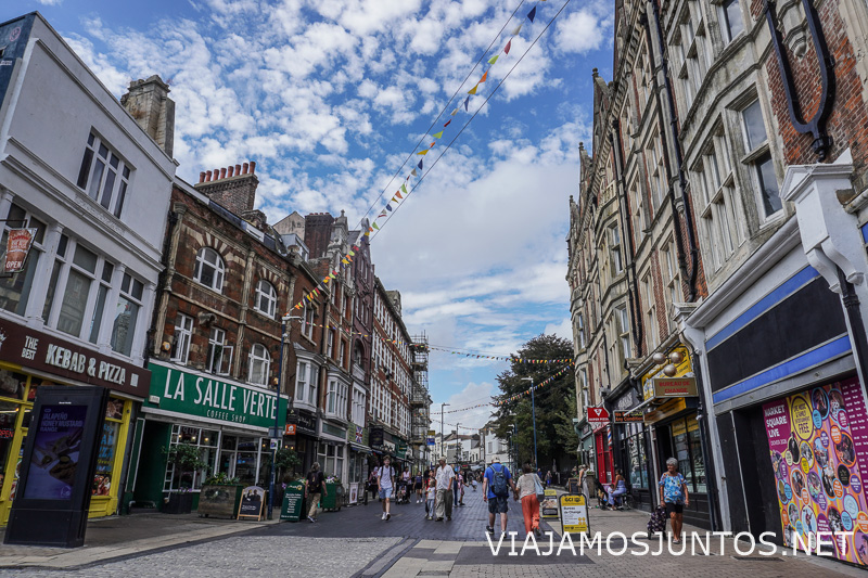 Edificios tradicionales y comercios en la calle peatonal Cannon Street en el centro de Dover