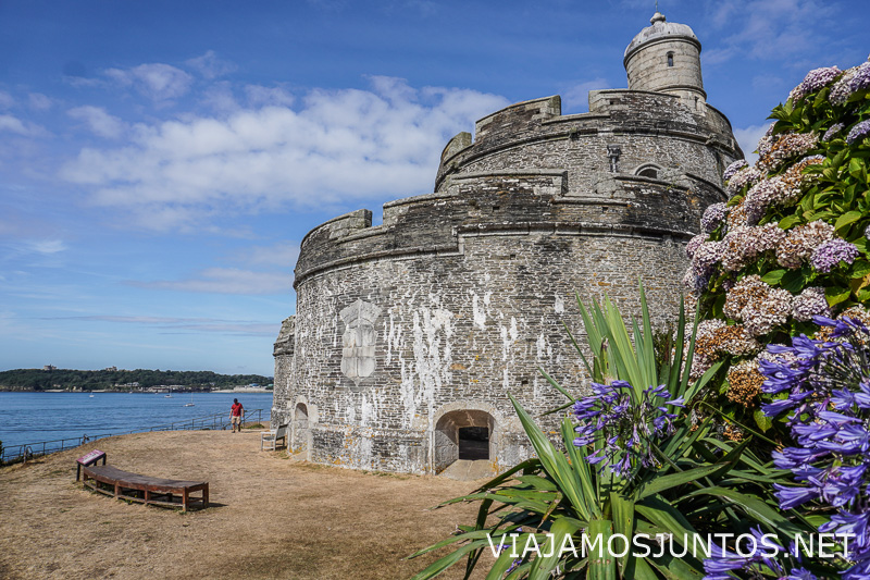 Fortificación de artillería del Castillo de St Mawes a orillas del mar en Cornualles; merece mucho la pena incluirla en tu ruta por Inglaterra y Gales en camper.