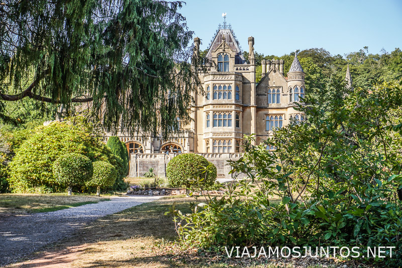Fachada de la mansión victoriana Knightshayes Court rodeada de arboleda en Somerset