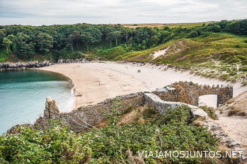 Playa de Barafundle Bay con aguas turquesas y vegetación en la costa de Pembrokeshire Gales
