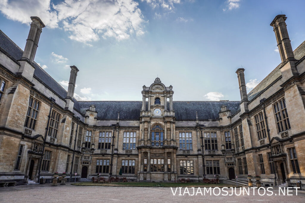 Patio frontal y entrada de las Examination Schools en Oxford.