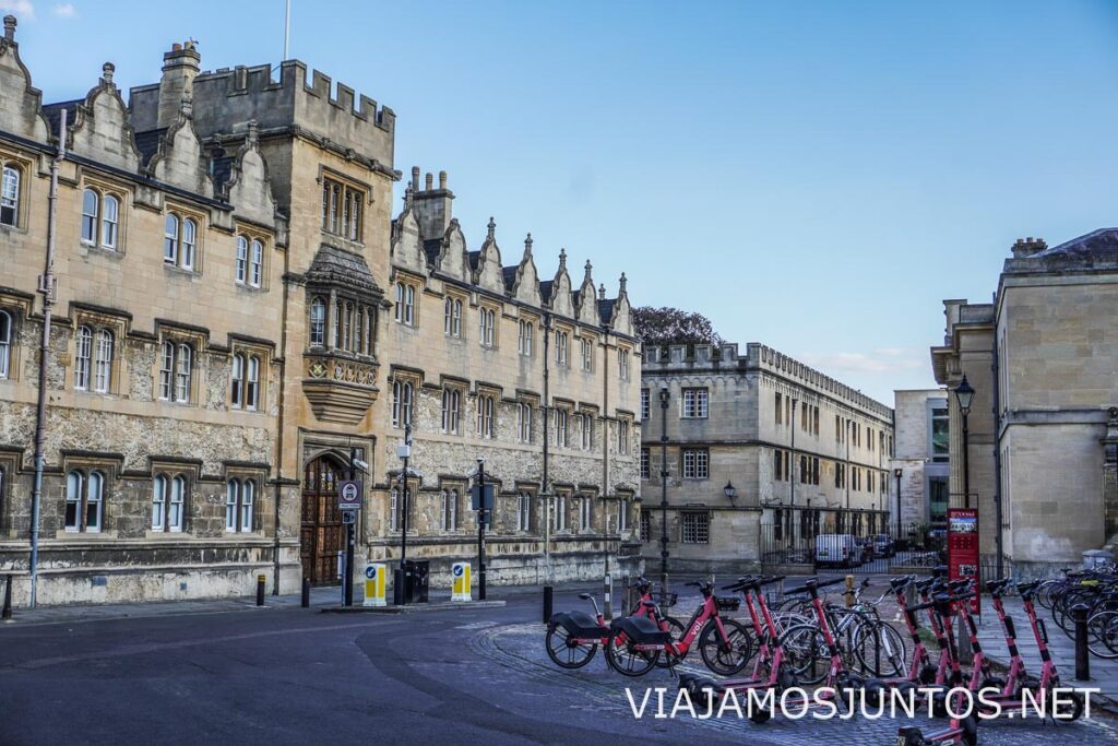 Vista exterior de Oriel College desde la calle en Oxford.