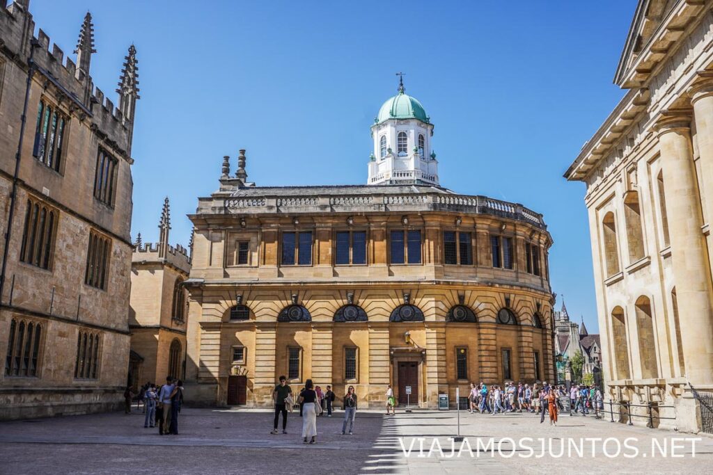 Fachada semicircular del Teatro Sheldonian con su cúpula en Oxford.