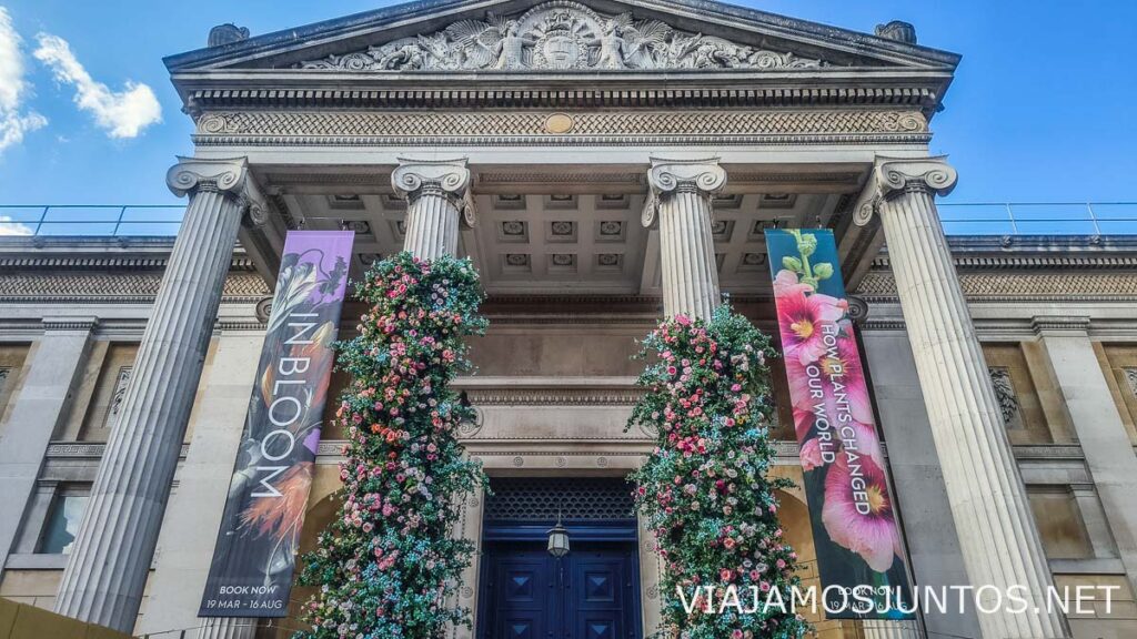 Fachada con columnas jónicas del Museo Ashmolean de Arte y Arqueología.